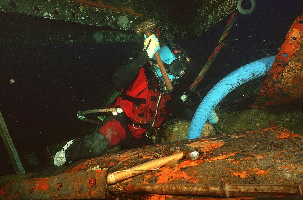 1280px-US_Navy_010703-N-5329L-005_Diver_working_on_USS_Monitor_salvage