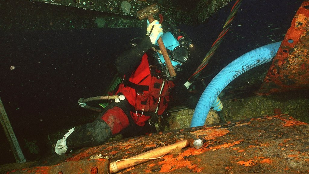 1280px-US_Navy_010703-N-5329L-005_Diver_working_on_USS_Monitor_salvage