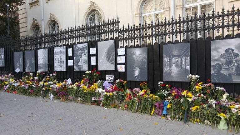 Стотици мъже, жени и деца оставиха цветя пред посолството (ГАЛЕРИЯ)