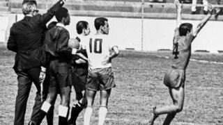 Моментът, когато съдбата се усмихва на България - четвъртфиналът с Израел се решава чрез жребий, а Милко Гайдарски (№4) ликува, след като монетата е паднала от правилната страна