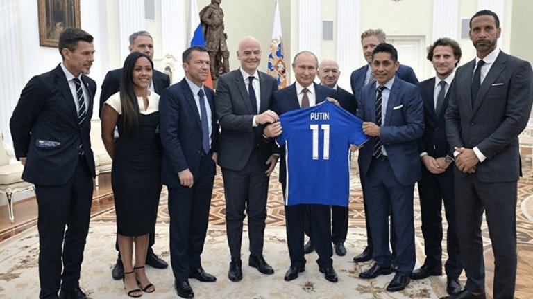 На снимката с Путин са още Звонимир Бобан, Алекс Скот, Лотар Матеус, Петер Шмайхел, Хорхе Кампос, Диего Форлан и Рио Фърдинанд, както и президентът на ФИФА Джани Инфантино.
