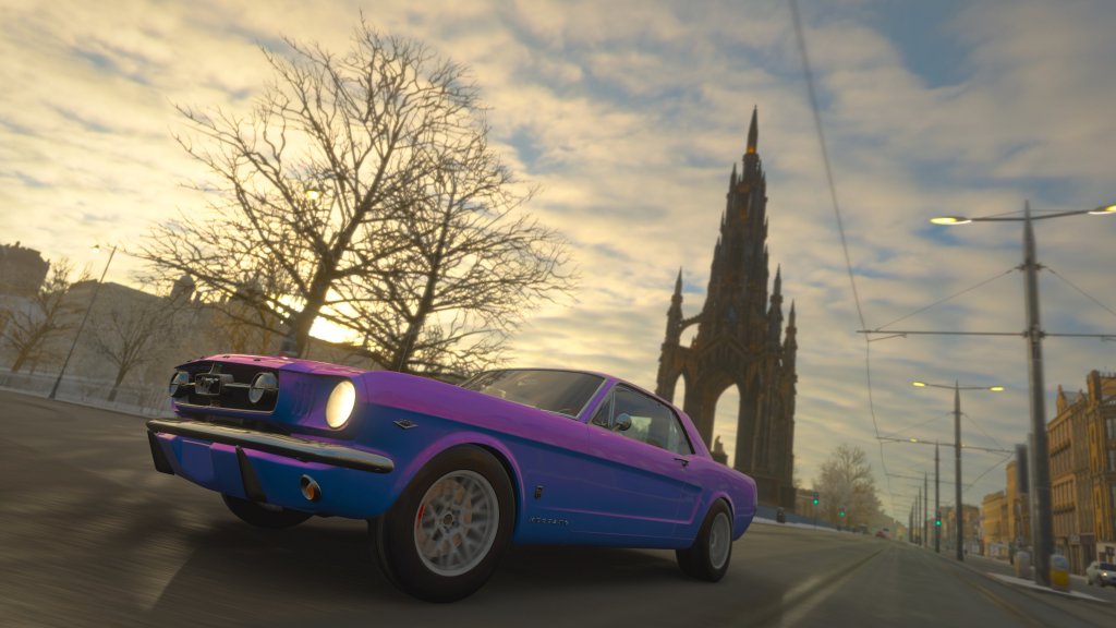 Forza Horizon 4
Докато Forza Motorsport е един от най-добрите симулатори, то сериите Horizon ни отвеждат в отворения свят на офроуд състезанията. Четвъртата игра от поредицата излиза през 2016 г. и става абсолютен хит с начина, по който се изменят атмосферните условия по време на игра и страхотния си съпорт, добавяйки безплатно стотици нови модели в продължение на години.