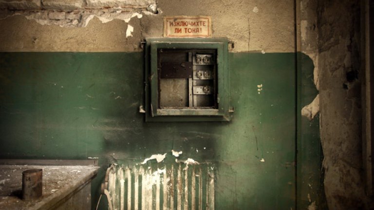 Бях сама в големи и празни пространства с промъкваща се като котка светлина и проклетото: "На ти, това искаше, нали?" Страх ме беше, но продължавах да обикалям.