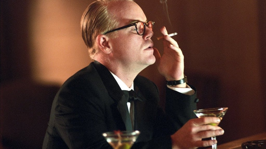 \"Капоти\" (Capote, 2005)
Филип Сиймур Хофман взе „Оскар“ за превъплъщението си в Труман Капоти в биографичния филм за написването на един от най-добрите документални романи - „Хладнокръвно“. 