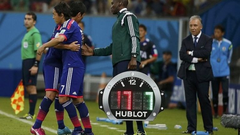 18.	Таблото за смени и допълнително време може да бъде прекалено голямо
Изглеждат по-скоро като ракетни площадки. Трябва ли да са толкова гигантски? Всеки стадион си има няколко видеостени, на които се вижда кой влиза и кой излиза.