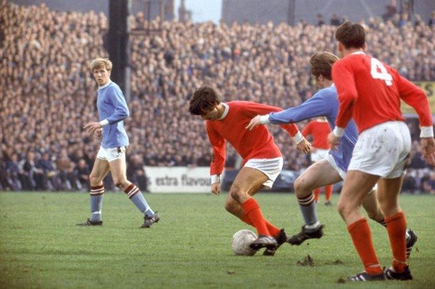 30 септември 1967 г. - Заглушаване на шумните съседи.
Бест в стихията му срещу Манчестър Сити. След три сезона извън елита, наречените наскоро "шумни съседи" се завръщат и дори тръгват в преследване на титлата. Сити е пред Юнайтед в класирането, но два гола на Боби Чарлтън укротяват домакинската публика. Тя се възбужда здраво само, когато Стан Боулс и Брайън Кид си разменят по два-три удара в лицето, което не е необичайно за дербитата по онова време.