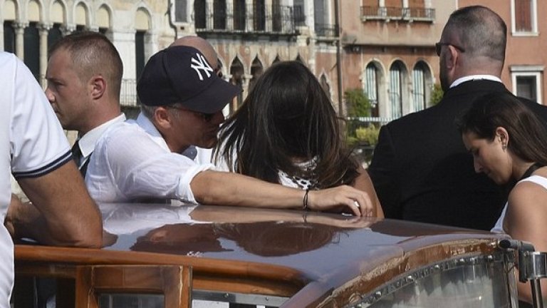 Гостите на сватбата не знаят подробности около тържеството.