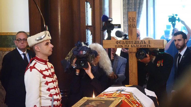 Положиха тленните останки на цар Фердинанд в двореца "Врана" (видео и снимки)