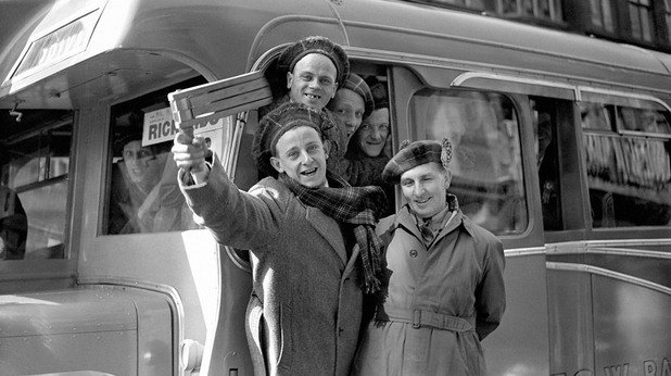 1949 г.: Шотландия бие с 3:1 в Лондон и автобусите из английската столица са пълни с такива щастливи лица.