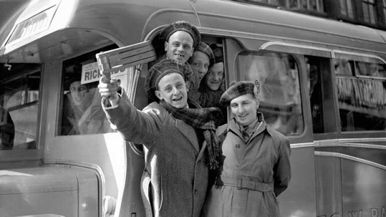 1949 г.: Шотландия бие с 3:1 в Лондон и автобусите из английската столица са пълни с такива щастливи лица.