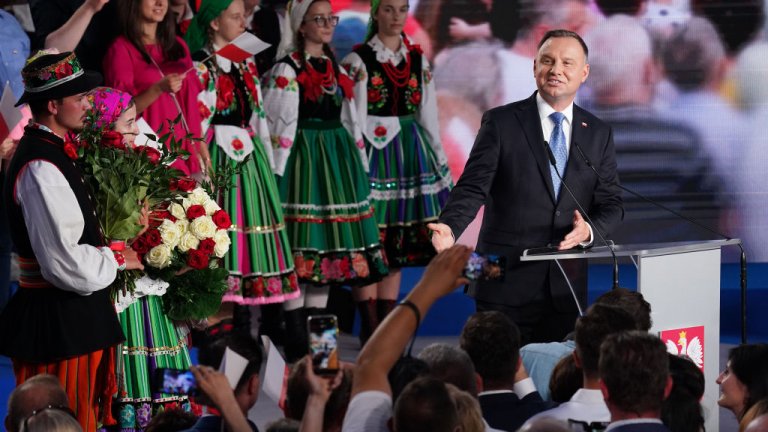 Настоящият президент печели 41,8% от гласовете, които не са достатъчни, за да спечели изборите без втори тур.