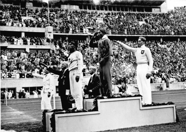Оуенс по време на церемонията по награждаване в дисциплината дълъг скок