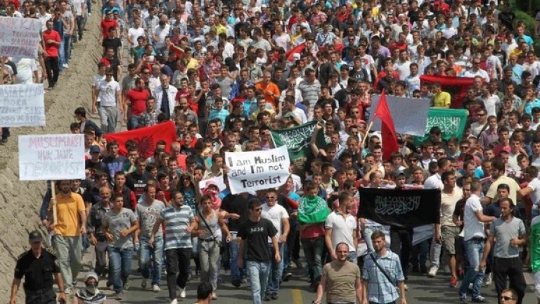 По различни оценки над 2000 души са участвали в демонстрацията на етническите албанци в Скопие