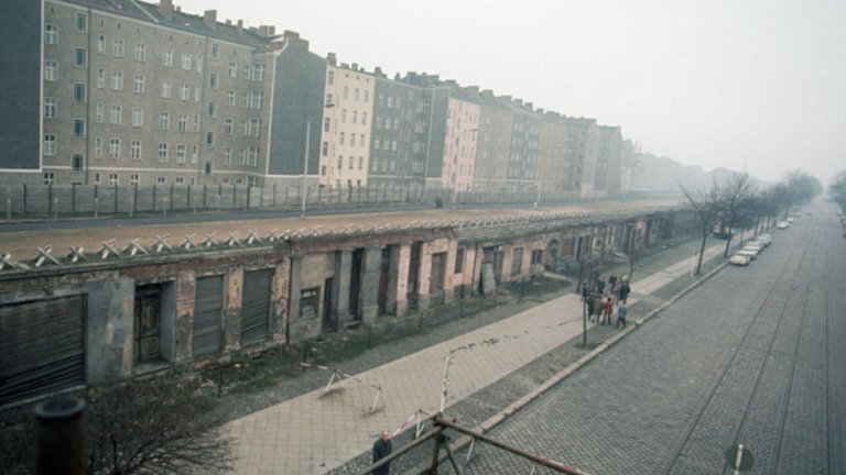 Изоставени жилищни сгради край границата на Източен и Западен Берлин