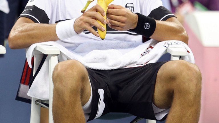 Новак Джокович може да си позволи банан по време на мач.