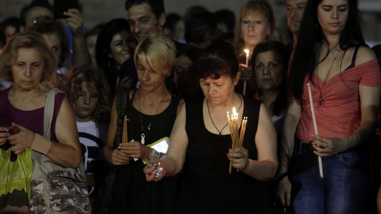 Бдение в Атина в памет на жертвите от пожарите