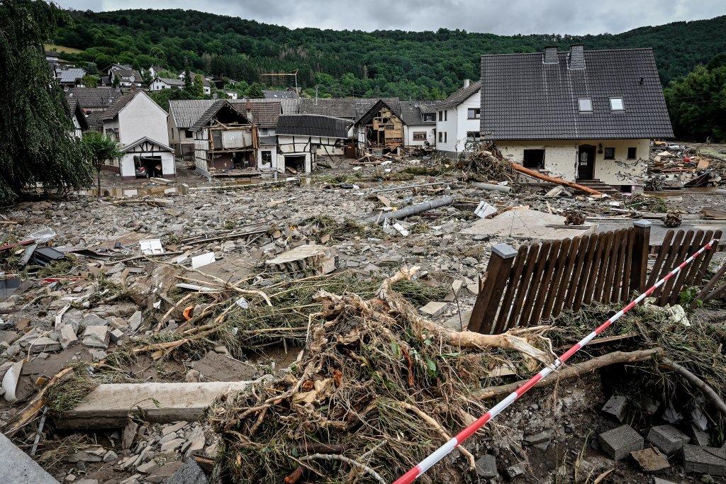 Над 1300 души са в неизвестност в Германия заради наводненията