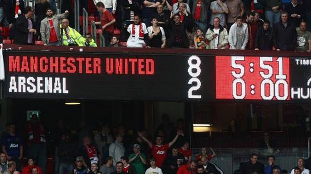 10. Манчестър Юнайтед - Арсенал 8:2 (2011 г.)
Мачът от третия кръг се очакваше като голямо дерби, но шампионът Юнайтед смаза Арсенал с невижданото от дълго време в подобен мач 8:2. Момчетата на сър Алекс Фъргюсън направиха фантастично шоу в атакуващ план и се възползваха до краен предел от разбитата защита на Арсенал, която не знаеше къде се намира на препълнения "Олд Трафорд". Хеттрик за домакините отбеляза Уейн Рууни, други два гола добави новото попълнение на "червените дяволи" Ашли Йънг, а по веднъж се разписаха Дани Уелбек, Луиш Нани и Парк Джи-Сун.