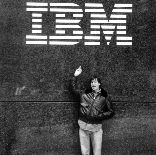 Прословутата снимка на Стийв Джобс, който показва среден пръст под логото на IBM