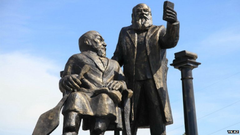 Хората в Казахстан са решили да отдадат почит на руския учен Евгени Михаелис и местния поет Абай Кунанбаев, като ги изобразят в обща скулптура. 
Естетическите качества на паметника обаче хвърля в потрес жителите на град Уст-Каменогорск. 
Вълната от подигравки с ансамбъла, наричан "хобити си праявт селфи", принуждават местните власти да го демонтират още на следващия ден.