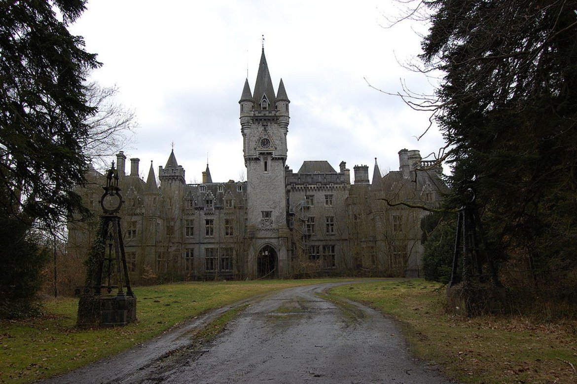 Замъкът Миранда в Белгия
Замъкът Миранда сякаш е изваден от филм на ужасите, в типичен готически стил. Първите чертежи се появяват през 1866 г., а за обитаване е готов ча през 1907 г. След Втората световна война е превърнат в сиропиталище, което е затворено през 1991 г. От тогава замъкът стои необитаван. Семейството, чиято собственост е палатът, не се занимава с него и не го поддържа, а самата сграда с времето се превръща в местна забележителност за любителите на авантюристични пътешествия. Замъкът Миранда се намира в областта Валония, провинция Намюр, и всяка година посреща множество търсачи на силни усещания.