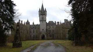 Замъкът Миранда в Белгия
Замъкът Миранда сякаш е изваден от филм на ужасите, в типичен готически стил. Първите чертежи се появяват през 1866 г., а за обитаване е готов ча през 1907 г. След Втората световна война е превърнат в сиропиталище, което е затворено през 1991 г. От тогава замъкът стои необитаван. Семейството, чиято собственост е палатът, не се занимава с него и не го поддържа, а самата сграда с времето се превръща в местна забележителност за любителите на авантюристични пътешествия. Замъкът Миранда се намира в областта Валония, провинция Намюр, и всяка година посреща множество търсачи на силни усещания. 