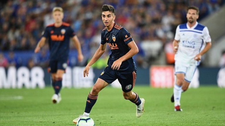 Феран Торес - 18-годишен, крило/нападател (Валенсия)
Когато те свързват с трансфер в Реал Мадрид и Барселона, е ясно, че трябва да си специален. Миналия декември той стана първият футболист, роден през новото хилядолетие, който дебютира в Примера, влизайки като резерва срещу Ейбар. Сравняват го с Марко Асенсио, а някои специалисти твърдят, че може да стане по-добър от него.