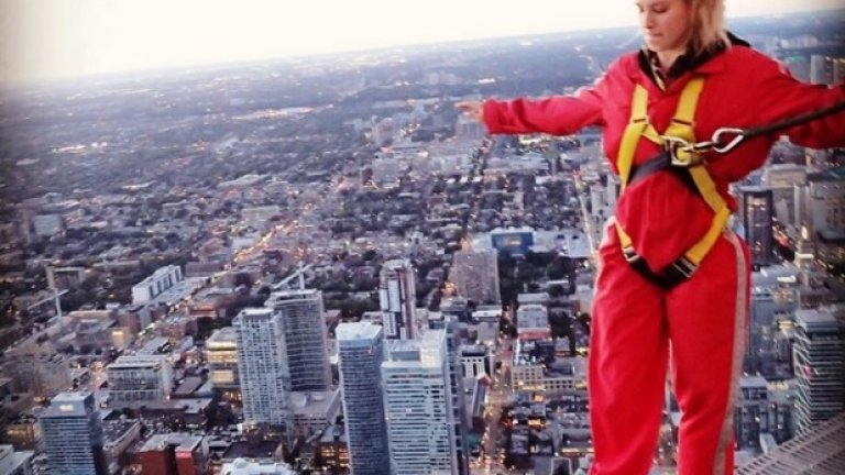 Канадката балансира върху покрива на CN Tower в Онтарио