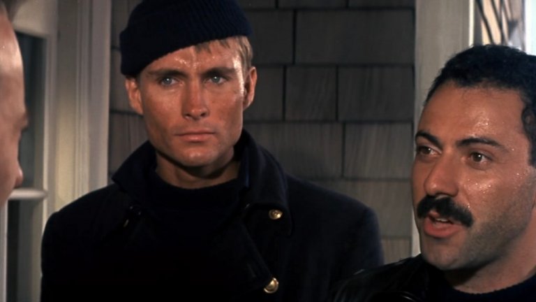 "Руснаците идват, руснаците идват" (The Russians are Coming, The Russians are coming, 1966 г.)
Отново отскачаме до 60-те и отново е замесена подводница. Филмът разказва за съветската подводница "Спрут", която заради лоша преценка на капитана си се оказва заклещена на американски бряг. Вместо да съобщи по радиото за инцидента и да създаде още по-голям хаос, капитанът праща част от екипажа на американска почва, за да намерят те начин да бъде измъкната подводницата. Филмът показва и забавната страна на един подобен инцидент, във времена, в които може би страхът от Трета световна война не е бил така голям. "Руснаците идват..." получава и два златни глобуса - за най-добър филм (комедия или мюзикъл) и за най-добър актьор - на Алън Аркин в ролята руския лейтанант Юри Рожанов.