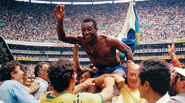 Мексико 1970-а. Пеле е носен на ръце след финала, узаконил трета титла на Бразилия.
