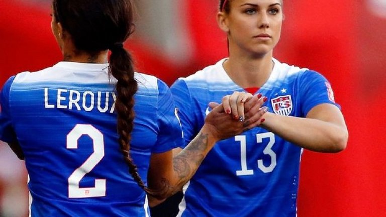 Суета. Отдавна съществува схващането, че на терена жените мислят първо за външния си вид, а след това за самата игра. Това обаче е доста пресилено. А и не бива да забравяме, че някои от звездите в мъжкия футбол прекарват цели часове пред огледалото.