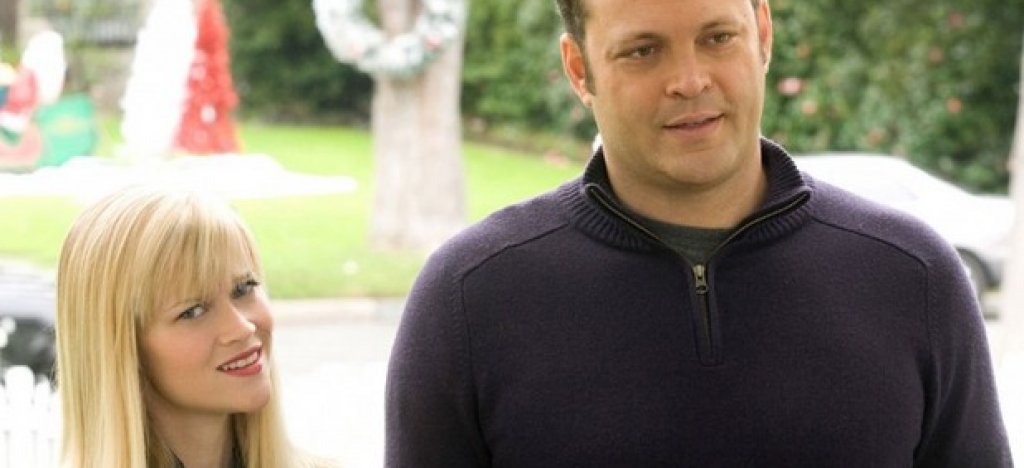 "Четири Коледи" (Four Christmases) e романтична комедия от 2008-ма година за двойка, която трябва да посети и четиримата разведени родители - по двама от двете страни на всеки един. Как да се разкъсаш на четири? Не може. Рииз Уинтерспун и Винс Вон играят прекрасно, но, бъдете погдотвени - нещата тук са крайно предвидими!