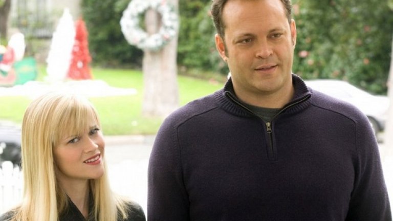 "Четири Коледи" (Four Christmases) e романтична комедия от 2008-ма година за двойка, която трябва да посети и четиримата разведени родители - по двама от двете страни на всеки един. Как да се разкъсаш на четири? Не може. Рииз Уинтерспун и Винс Вон играят прекрасно, но, бъдете погдотвени - нещата тук са крайно предвидими!