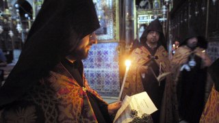 6-седмично момченце загина, непосредствено като беше кръстено в православната вяра, а сега много хора в северната ни съседка са вдигнали мерника на Църквата и самия ритуал по въвеждането във вярата