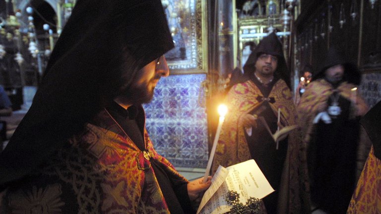 6-седмично момченце загина, непосредствено като беше кръстено в православната вяра, а сега много хора в северната ни съседка са вдигнали мерника на Църквата и самия ритуал по въвеждането във вярата
