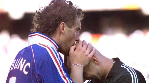 Фабиен Бартез и Лоран Блан – целувка по главата
Лоран Блан и Фабиен Бартез бяха в основата на успеха на Франция през 1998 г. „Петлите“ спечелиха първата си световна титла пред родна публика след победа с 3:0 над Бразилия на финала, а някои биха отдали успеха и на ритуала преди мача между Блан и Бартез. 