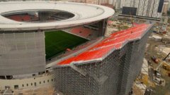 Работата по изнасянето на трибуната затрудни строителите, но превърналият се в медийна сензация стадион в Екатеринбург е готов за домакинството на Мондиал 2018.