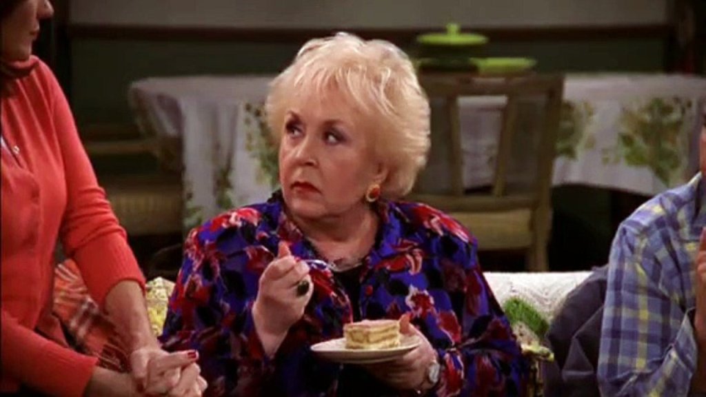 „Всички обичат Реймънд“: Спомняте ли си безценното 100-годишно пиано на Мари, което се оказа свалено в мазето? Да, то е българско.