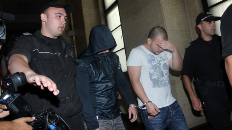 Петима полицаи са разпознали Димитров, отново на база видеозаписа. Съдът обаче не кредитира техните показания