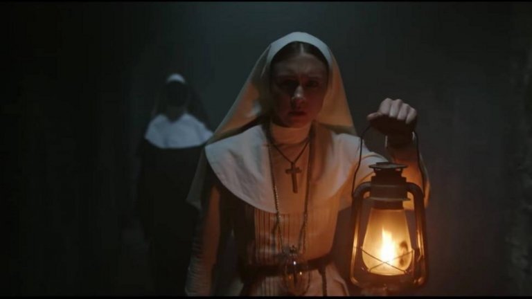 "Монахинята" / The Nun - 7 септември
Когато става въпрос за ужаси, "Заклинанието" (The Conjuring) определено си заслужава вниманието, а "Монахинята" е следващата стъпка от тази определено плашеща история. Млада монахиня се самоубива в затънтен румънски манастир. Ватиканът изпраща един от опитните си свещеници екзорсисти да разследва Заедно със своята послушница, двамата разкриват сатанински тайни, които стоят зад смъртта на монахинята. Те ще трябва да рискуват живота си и безсмъртните си души, за да се сблъскат със зловеща сила в лицето на една прокълната сестра.