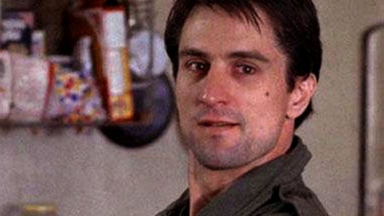 По сценарии в "Шофьор на такси" от 1976 година на Матин Скорсезе, актьорът на Робърт Де Ниро трябва единствено да си говори в огледалото, но без никакви уточнения какво да казва. Така се ражда култовата реплика "You talking to me?" с посочване на огледалото с пръст