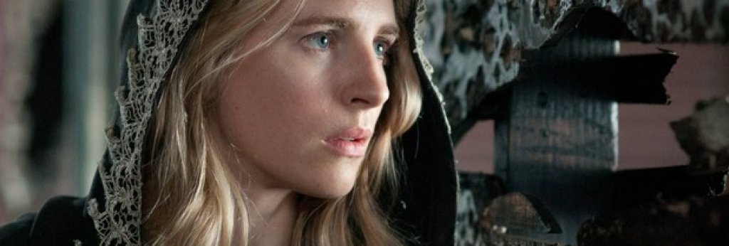 13. The OA 
Въпреки че сериалът би трябвало да излезе до няколко месеца, Netflix пази в тайна подробностите около ОА. Една от възможните причини за мълчанието вероятно е свързана с мистериозния сценарий на 8-серийната поредица. Зад шоуто стоят Брит Марлинг и Зал Батманглидж, които създадоха "Звукът на моя глас" (Sound of My Voice) и "Изтокът" (The East). Скот Уилсън от "Живите мъртви" (Walking Dead) влиза в ролята на осиновителя на героинята на Марлинг. 
Дата на премиерата: Предстои да бъде обявена