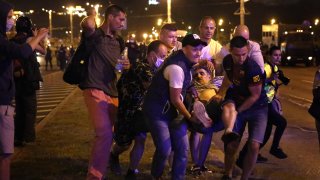 Силите за борба с безредиците стрелят с гумешни куршуми по протестиращите