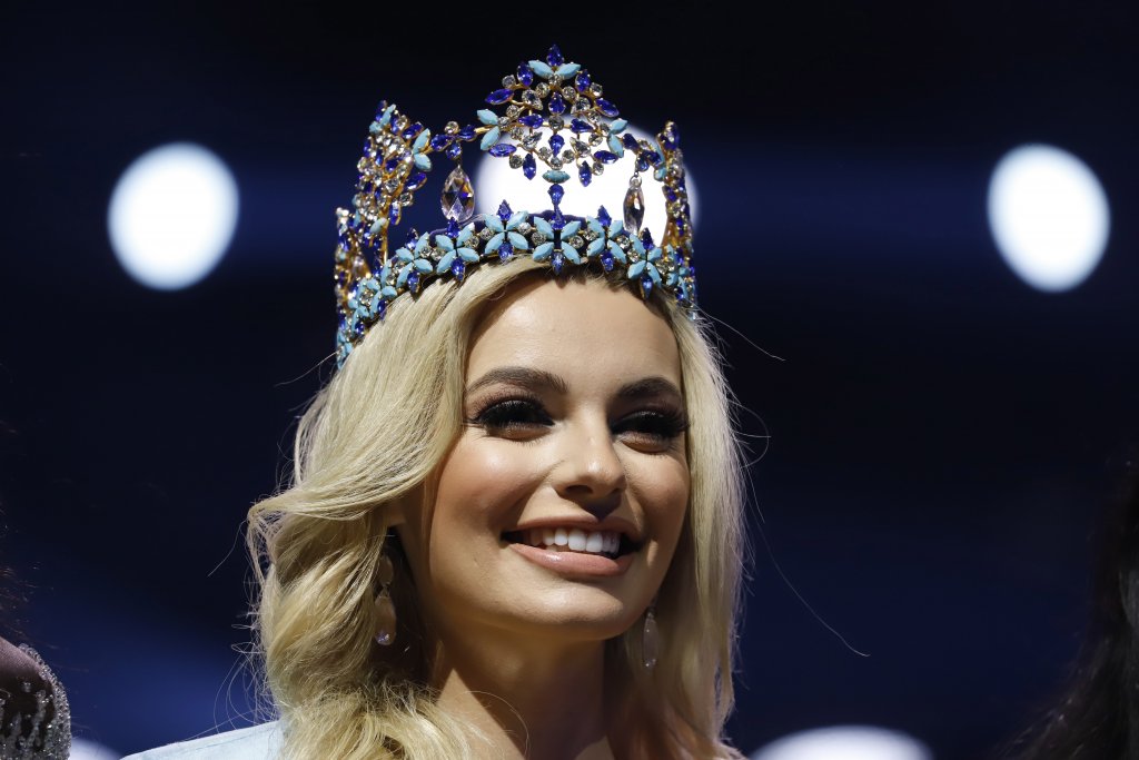Полякинята спечели титлата на кралица на красотата в конкуренцията на над 90 участнички, ставайки първата "Мис Свят" от 2019 г. насам