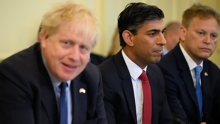 Риши Сунак (средата) е считан за един от най-близките до Борис Джонсън (вляво) до разривът в отношенията им през лятото.
