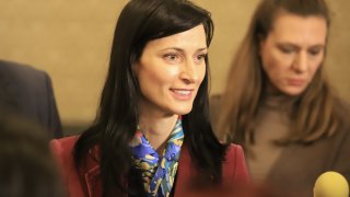 Към момента кандидатурата ѝ за премиер събира 116 гласа в парламента