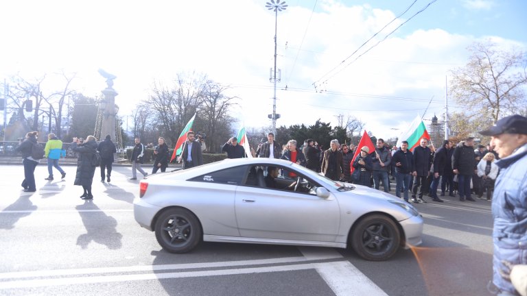 Започва демонтажът на Паметника на съветската армия (снимки)