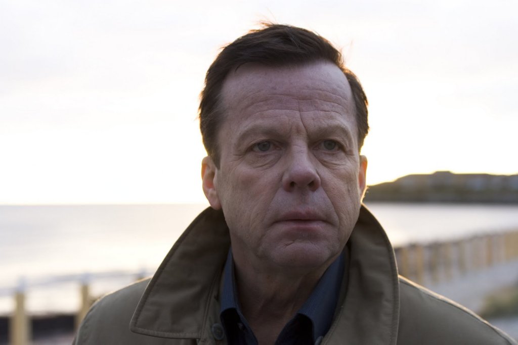 “Инспектор Валандер” - „Wallander“

Сериалът от 2005 г. е създаден по книгите на шведския писател Хенинг Манкел и разказва за шведско ченге, което разследва тежки престъпления. Той изпитва невъзможно високи нива на съпричастност към