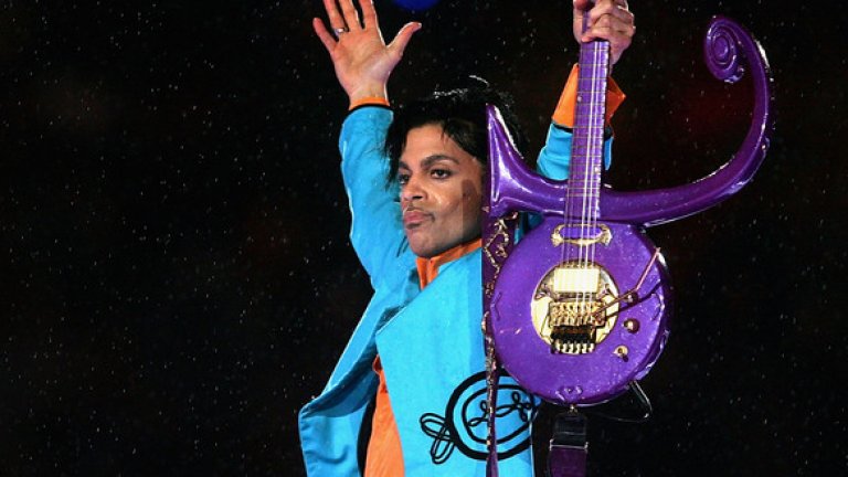 Принс
Тепърва ще се говори за него, след като почина на 21 април на 57-годишна възраст. Не е преувеличено да бъде наречен един от най-големите таланти, които музикалната история познава. Невероятен певец, инструменталист и композитор, изсвирил почти всички инструменти при записите на първите си пет албума (от общо цели 39 в кариерата му). Остава загадка точният брой инструменти, на които можеше да свири, но със сигурност са десетки. Конкретно на китарата беше виртуоз.