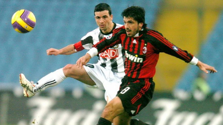 Неостаряващият голмайстор на Удинезе Антонио ди Натале (вляво) отново успя да се разпише на два пъти и вече има 13 гола този сезон